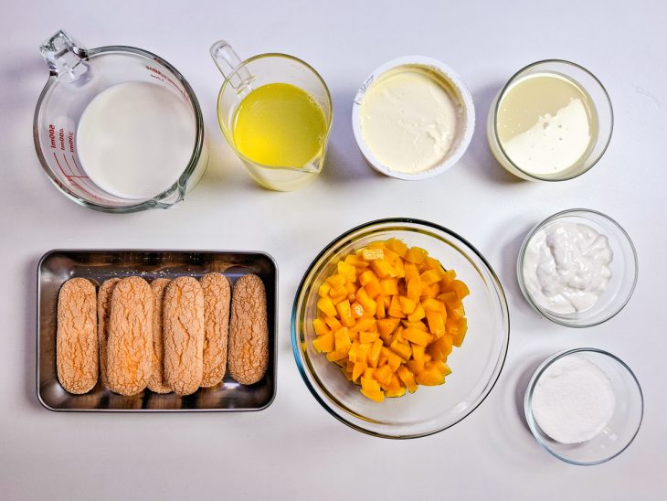Ingredientes reunidos em uma bancada.