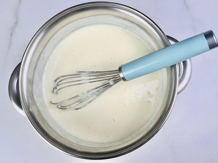 Creme engrossando na panela.