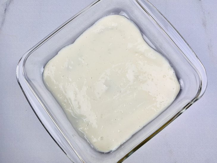 Creme espalhado em um refratário de vidro.