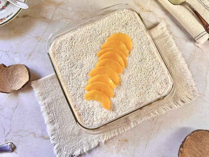 Pavê de pêssego pronto para consumo.