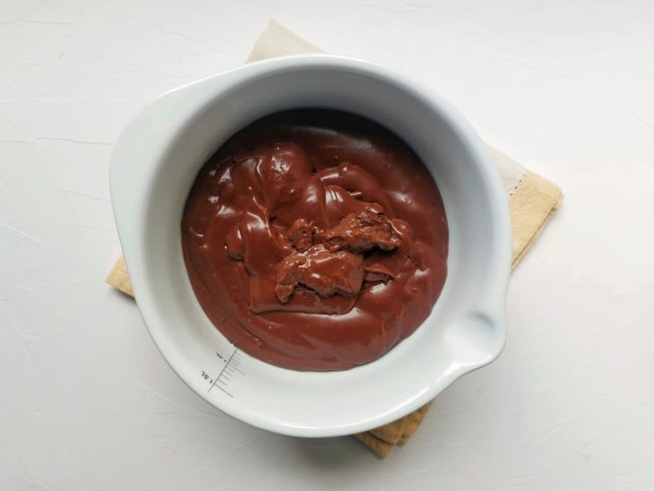 Creme de chocolate pronto em um recipiente.
