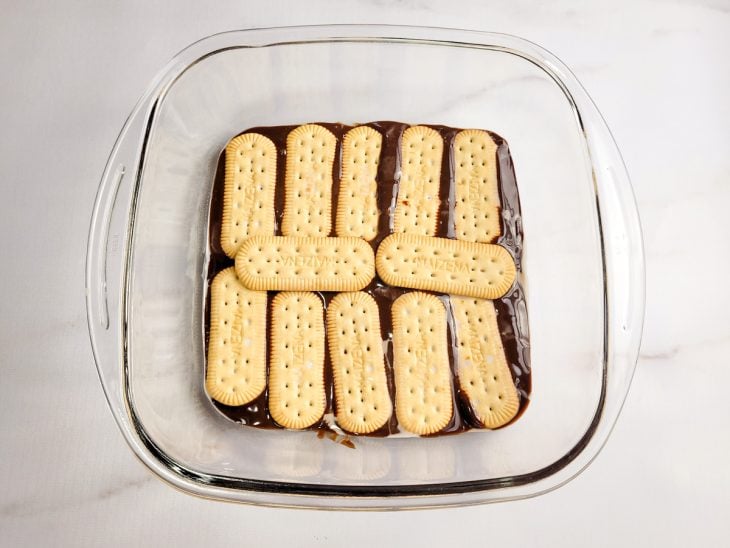 Um refratário forrado com ganache e bolachas.