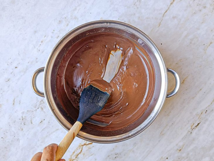 Creme de chocolate sendo cozido e mexido até engrossar.