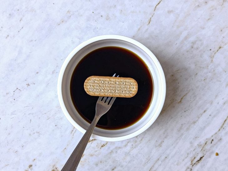 Bolachas sendo rapidamente mergulhadas no café.