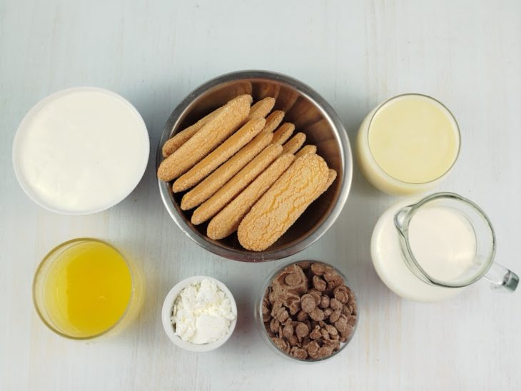 Ingredientes reunidos na bancada.