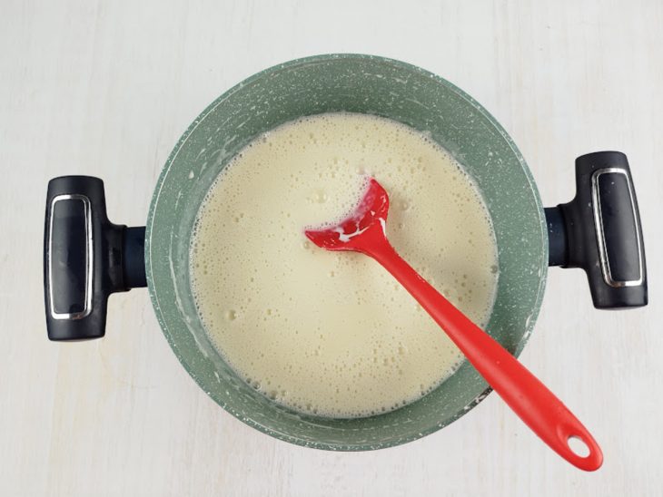 Leite, leite condensado e amido misturados na panela.
