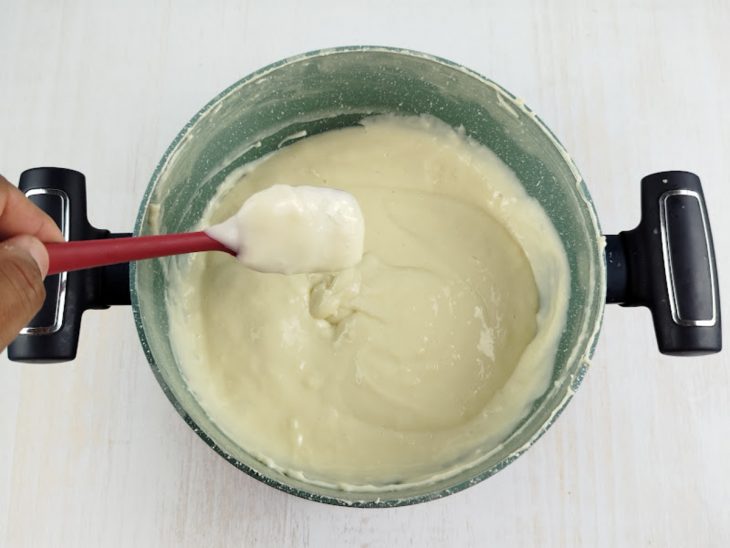 Espátula mostrando a consistência do creme.