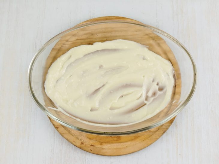 Camada do creme na travessa.