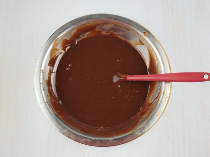 Chocolate derretido numa tigela.