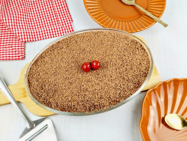 Pavê pronto, decorado com as raspas de chocolate.