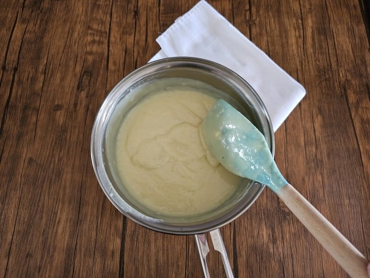 Mistura dos ingredientes do creme em ponto de mingau.