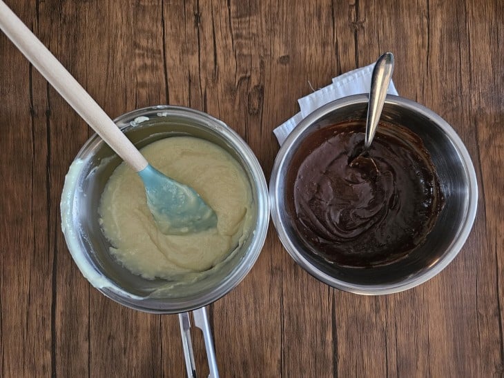 Uma panela com o creme branco e outra com o de chocolate.