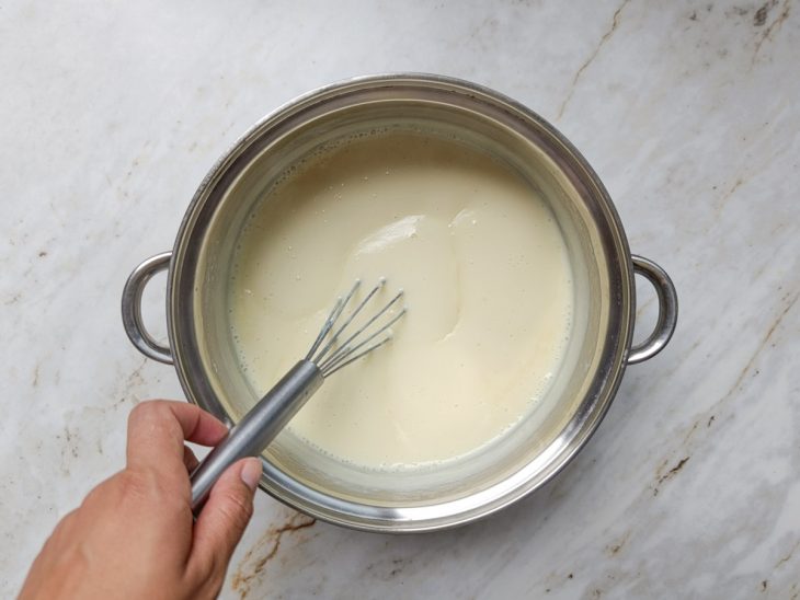 Creme no fogo, fouet mexendo tudo.