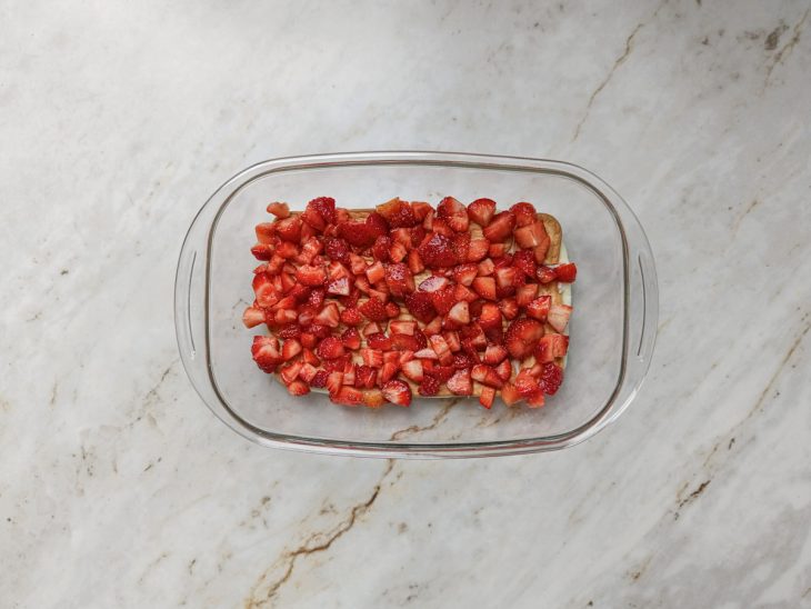 Morango sobre as bolachas na travessa.