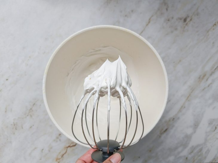 Chantilly batido em pico firme.