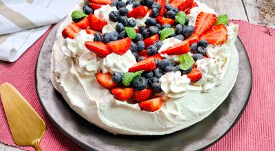 Pavlova com frutas vermelhas