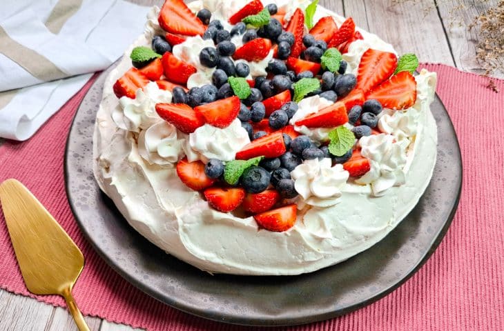 Pavlova com frutas vermelhas