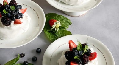 Pavlova de chantilly e frutas vermelhas