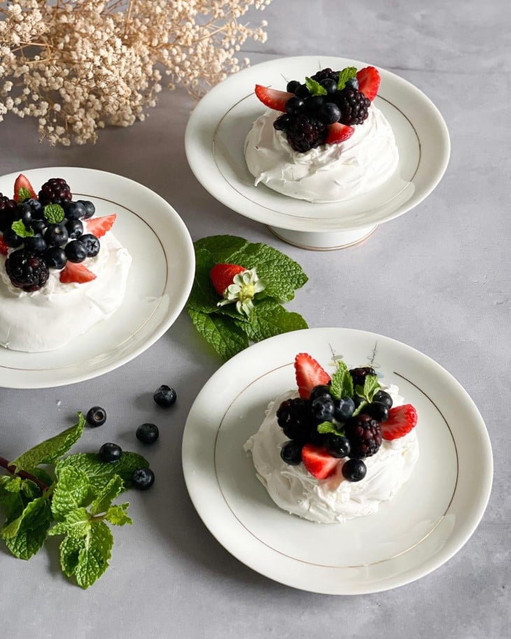 Pavlova de chantilly e frutas vermelhas