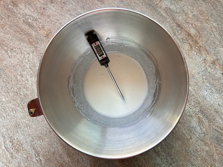 Tigela com os ingredientes aquecidos em banho-maria, com um termômetro no interior.