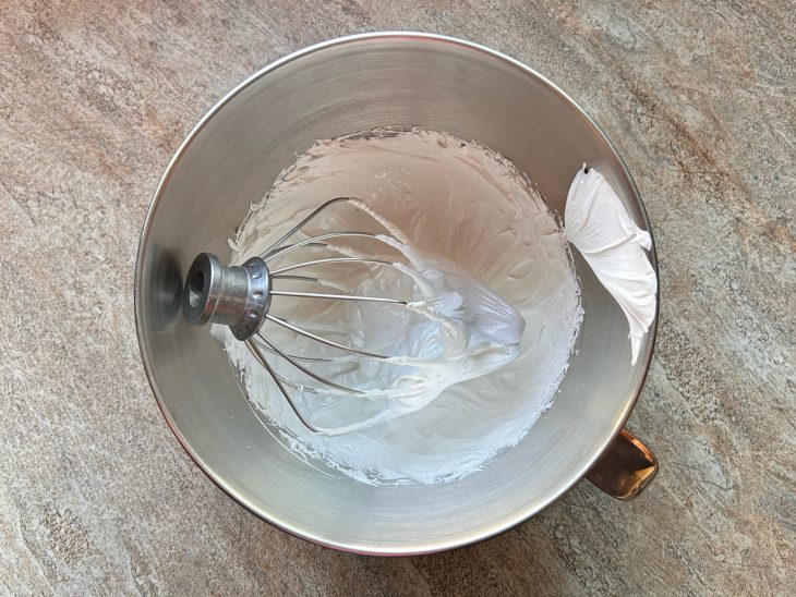 Ingredientes numa tigela, batidos em consistência de creme.
