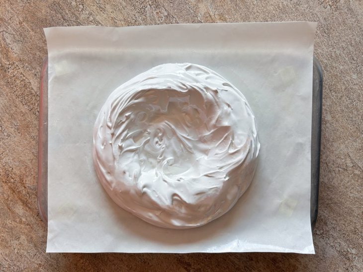 No papel antiaderente, o merengue moldado na forma desejada.