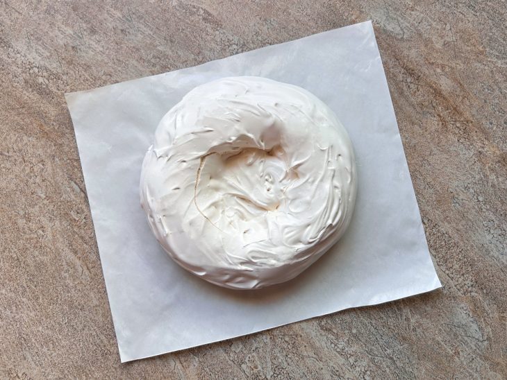 No papel antiaderente está o merengue já assado.