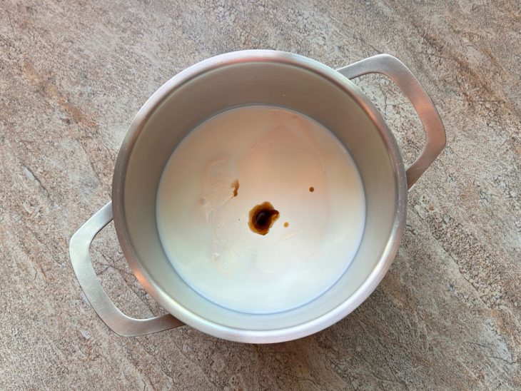 Em uma tigela, temos o leite, creme de leite, e a baunilha.