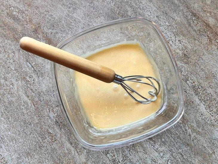 Tigela com os ingredientes batidos com fouet.