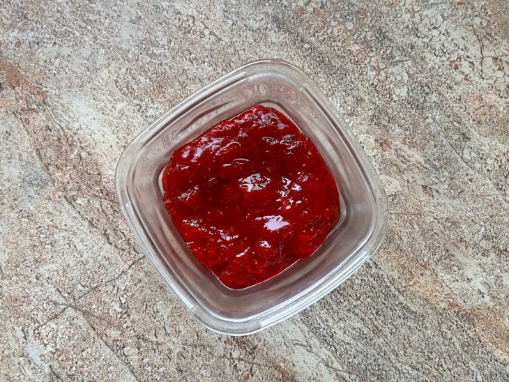 Vasilha com a geleia de morango.