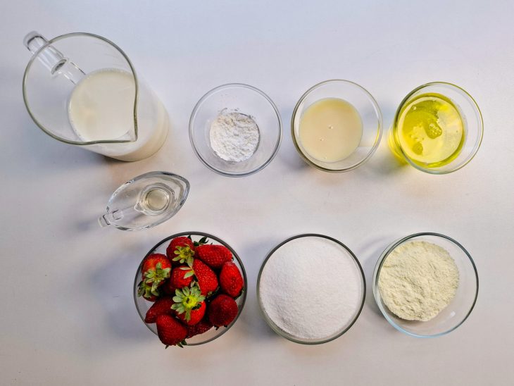 Ingredientes reunidos em uma bancada.