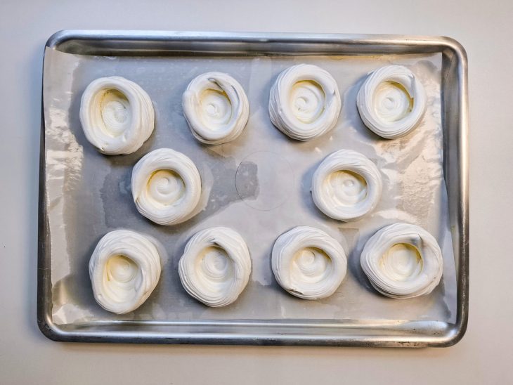 Merengues assados na forma.
