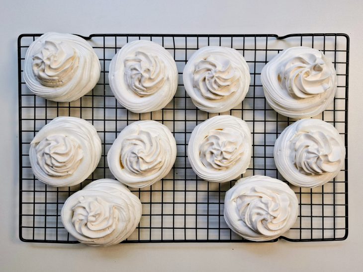 Bases de merengue recheadas com o creme.