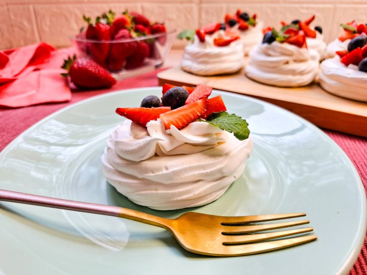 Pavlova pronta para consumo em um prato.