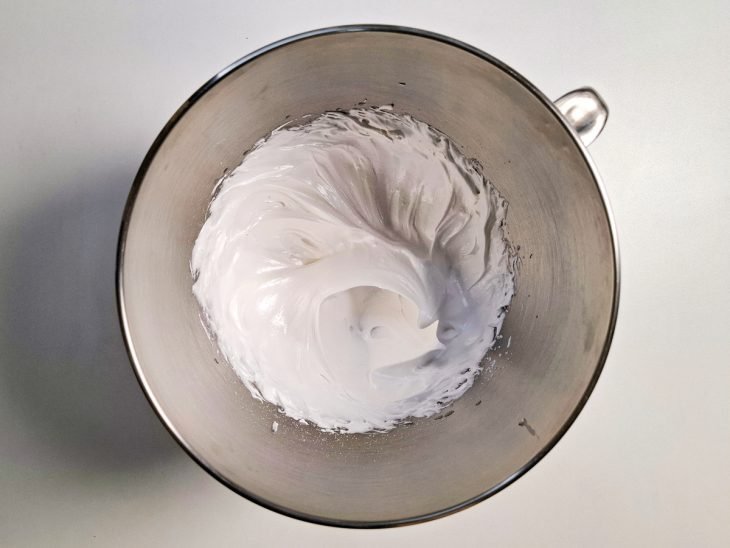 Merengue com açúcar adicionado e batido.