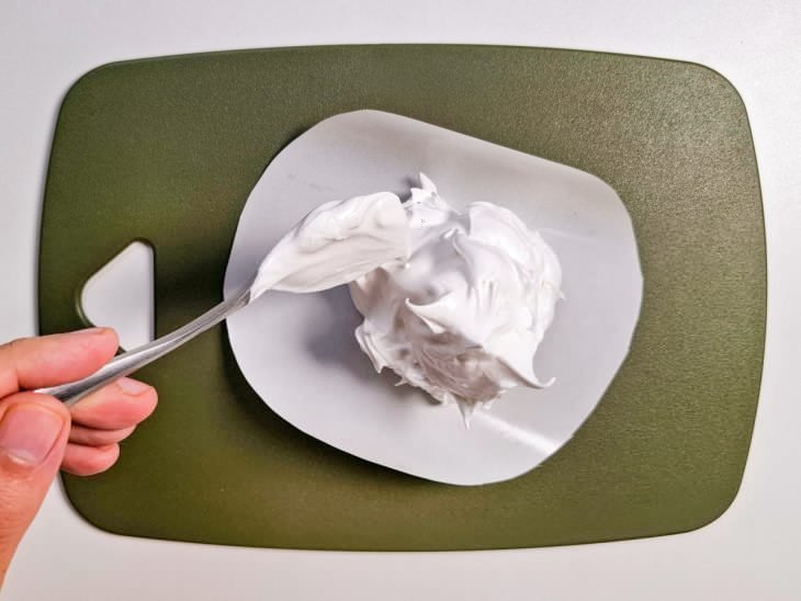 Merengue colocado sobre o papel-manteiga.