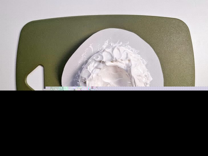 Pavlova modelada com cavidade no centro.