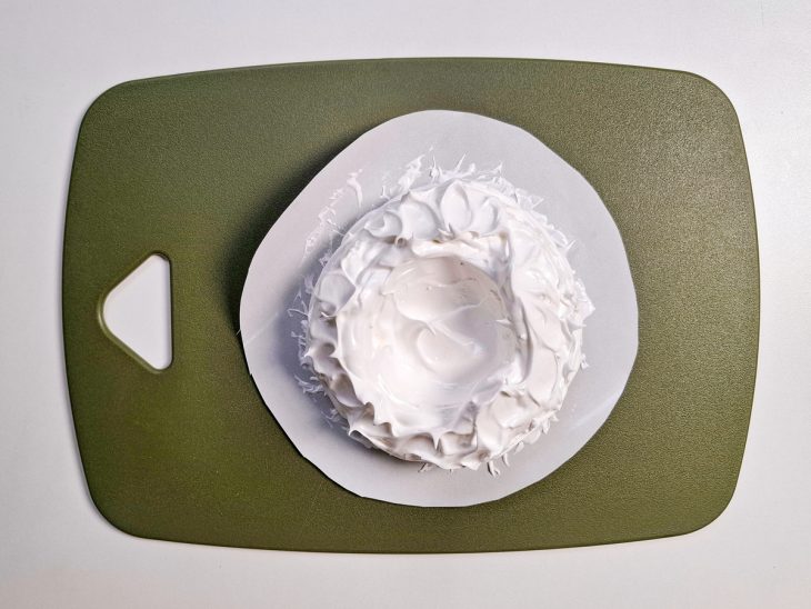 Merengue modelado como uma cumbuca.