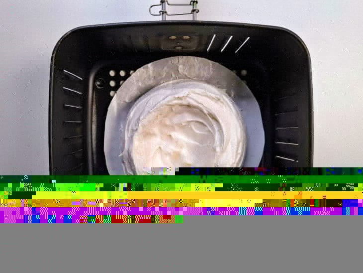 Pavlova colocada no cesto da air fryer sobre o disco de papel-menteiga.