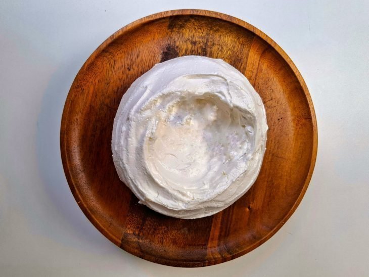 Pavlova colocada em um prato de servir.