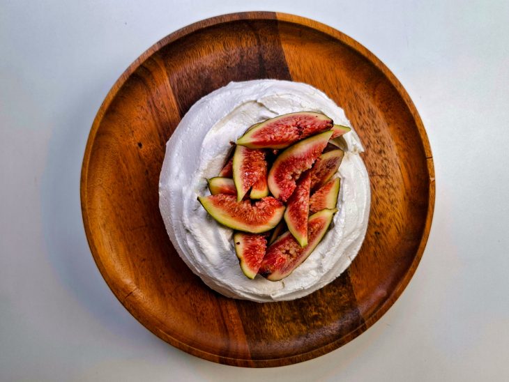 Pavlova com iogurte e figos cortados.
