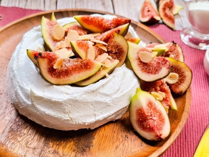 Pavlova finalizada com amêndoas, pronta para servir.