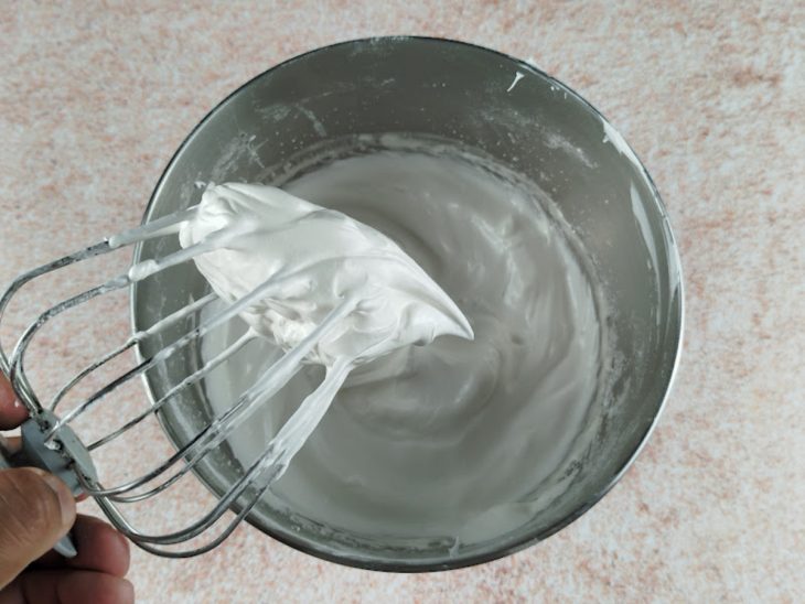 Merengue com picos estáveis.
