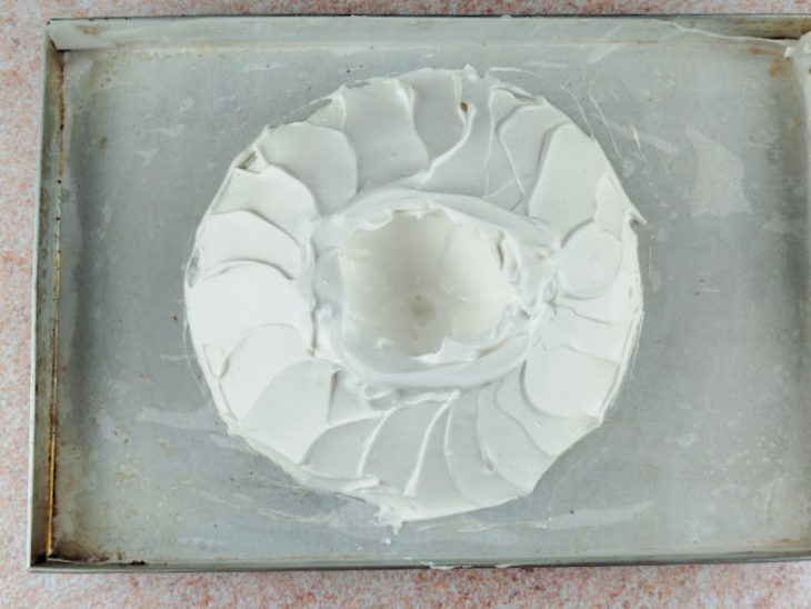 Forma com papel antiaderente e merengue.