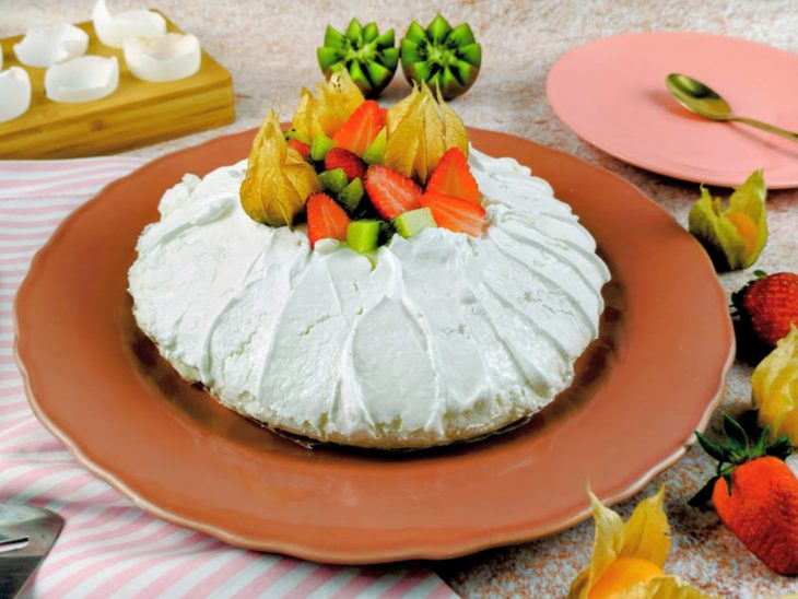 Pavlova com morangos e romãs.