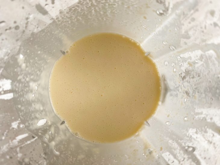Leite, ovo, óleo, sal, queijo parmesão ralado e polvilho azedo batidos.