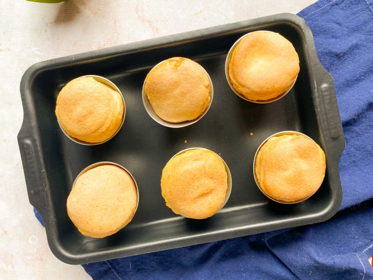 Pão de queijo depois de assado.