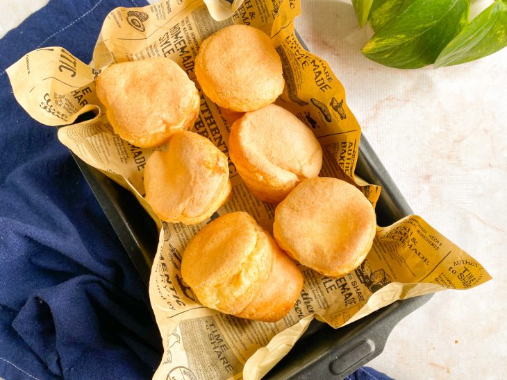 Pão de queijo pronto para consumo.
