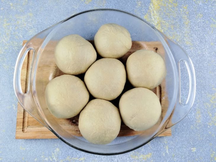 Massa do pão divido em 7 pedaços.
