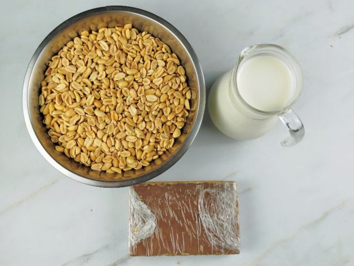 ingredientes para preparo de pé de moleque porcionados e separados.